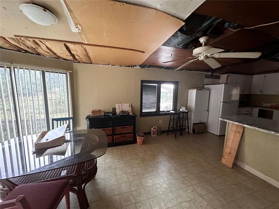 Vendido Recientemente: $99,000 (3 camas, 2 baños, 2075 Pies cuadrados)