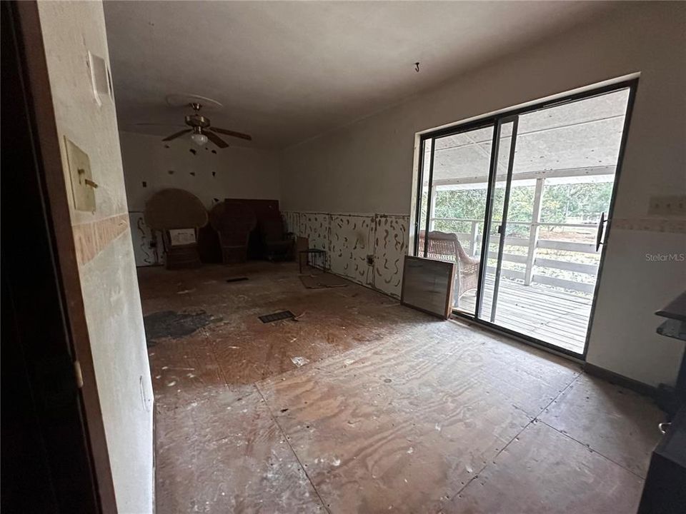 Vendido Recientemente: $99,000 (3 camas, 2 baños, 2075 Pies cuadrados)