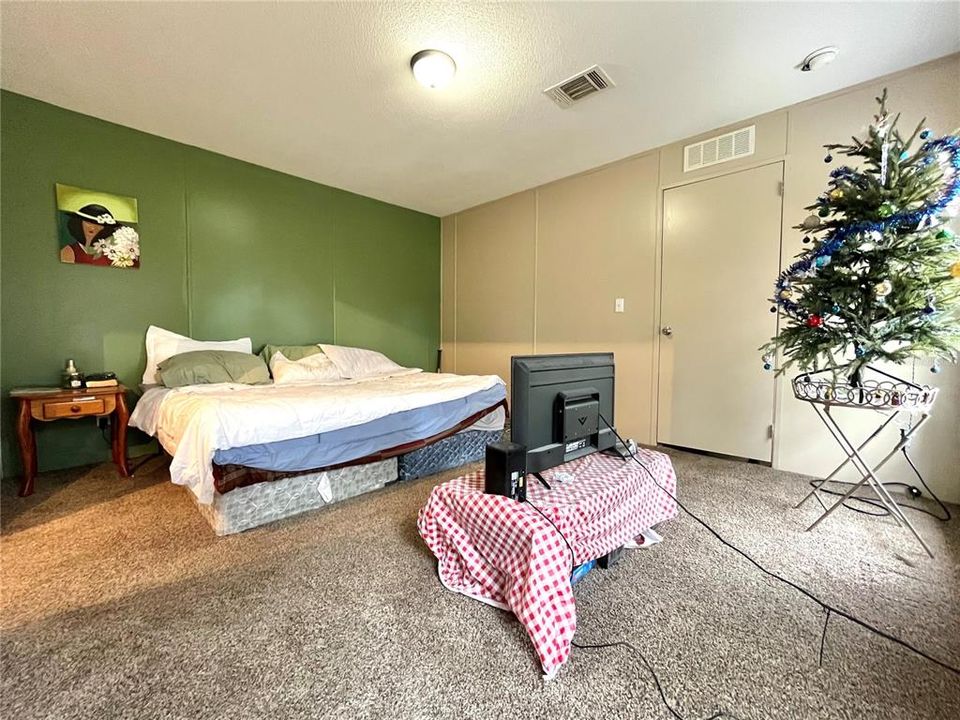 For Sale: $188,000 (3 beds, 2 baths, 1130 Square Feet)