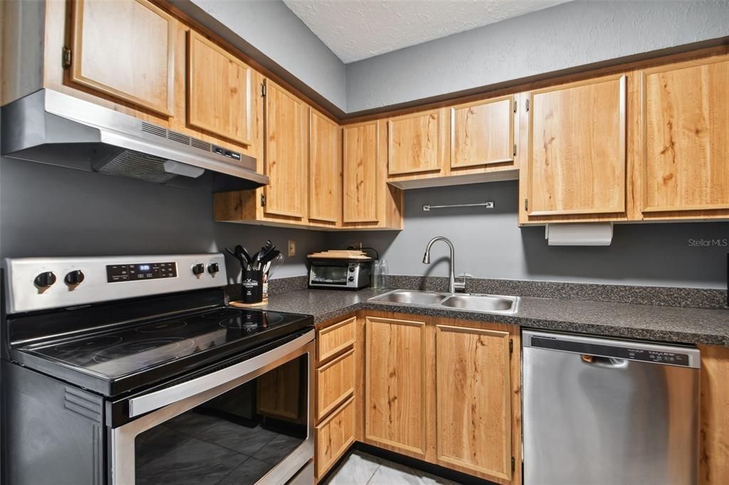 For Sale: $189,900 (2 beds, 1 baths, 800 Square Feet)