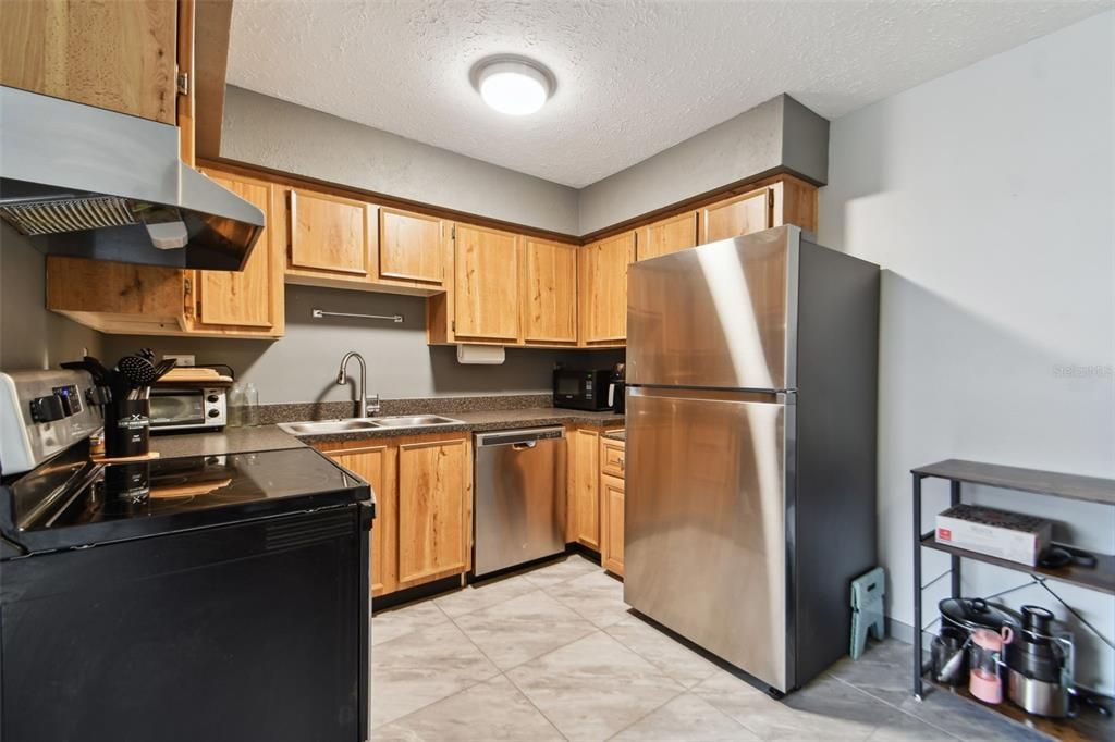 For Sale: $189,900 (2 beds, 1 baths, 800 Square Feet)