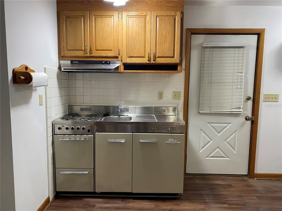 For Sale: $279,900 (2 beds, 1 baths, 1728 Square Feet)