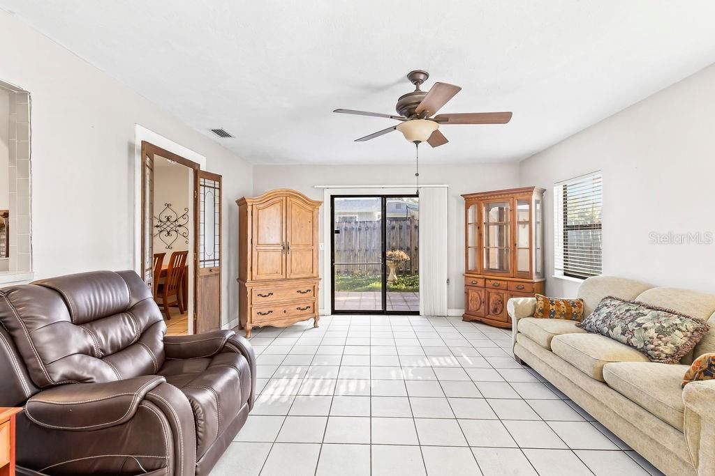 Active With Contract: $324,900 (2 beds, 2 baths, 1366 Square Feet)