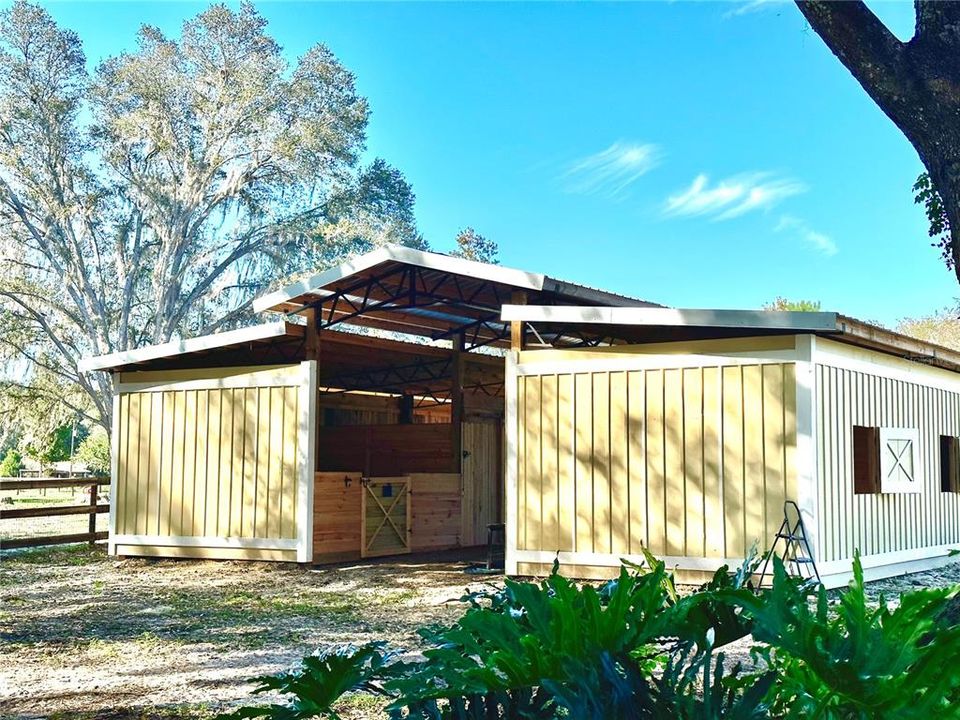 5 Stall Barn with Tack