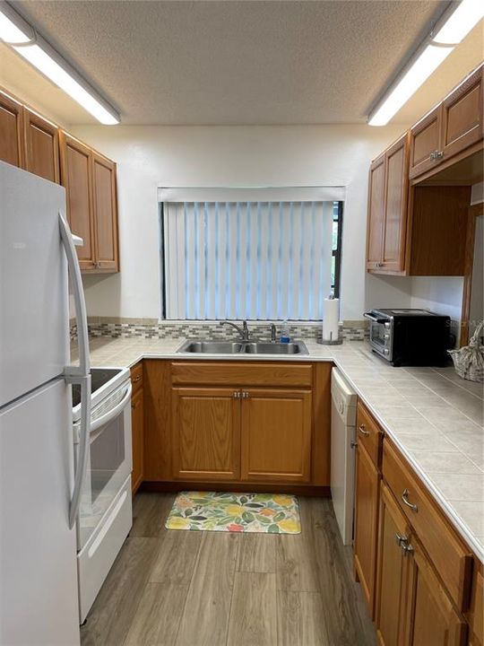 Active With Contract: $139,900 (1 beds, 1 baths, 855 Square Feet)