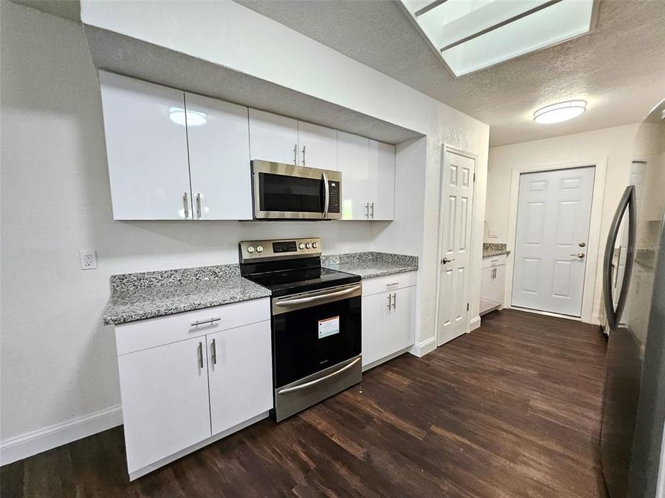 For Rent: $4,500 (3 beds, 2 baths, 1964 Square Feet)