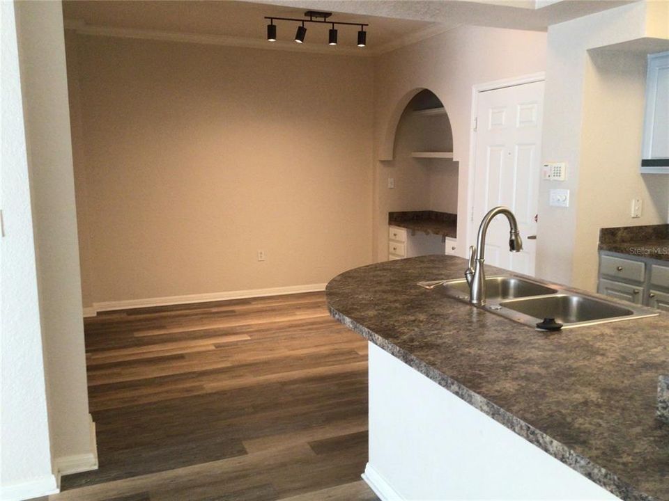 For Sale: $259,900 (2 beds, 2 baths, 1121 Square Feet)