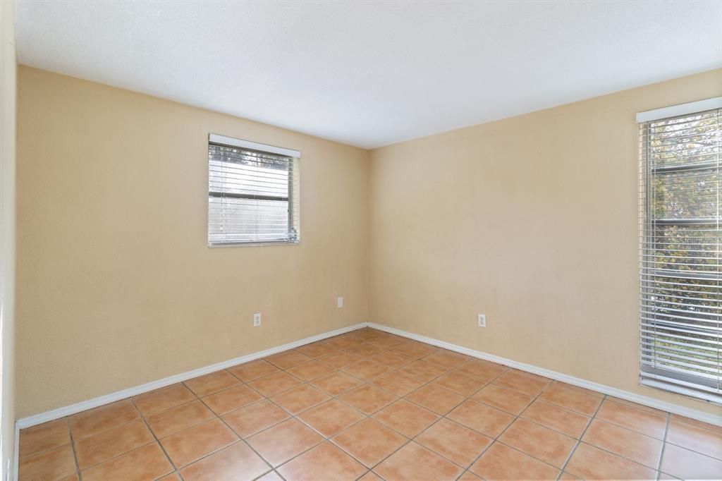 For Sale: $199,900 (2 beds, 2 baths, 868 Square Feet)