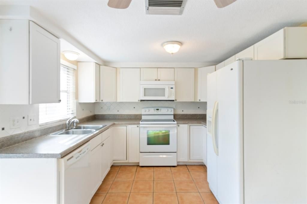 Active With Contract: $199,900 (2 beds, 2 baths, 868 Square Feet)