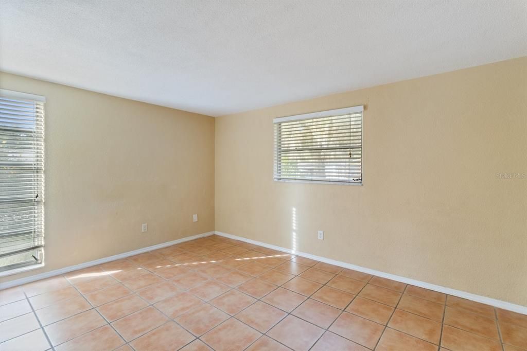 Active With Contract: $199,900 (2 beds, 2 baths, 868 Square Feet)