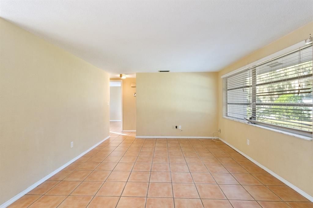 For Sale: $199,900 (2 beds, 2 baths, 868 Square Feet)