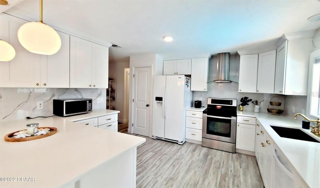 Active With Contract: $639,900 (3 beds, 2 baths, 1524 Square Feet)