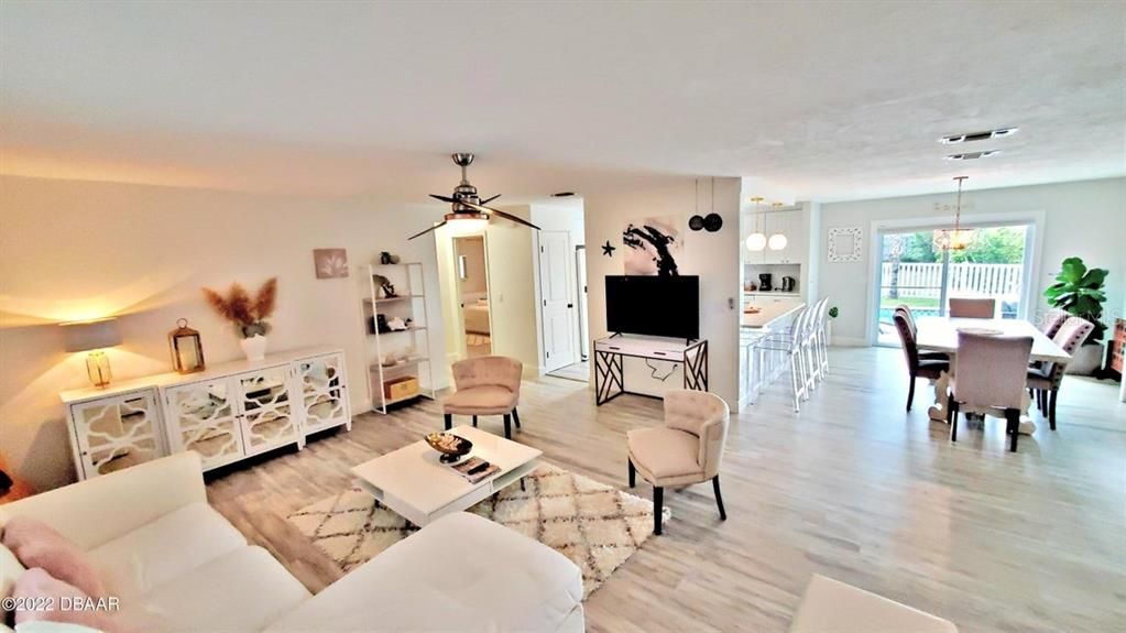 Active With Contract: $639,900 (3 beds, 2 baths, 1524 Square Feet)