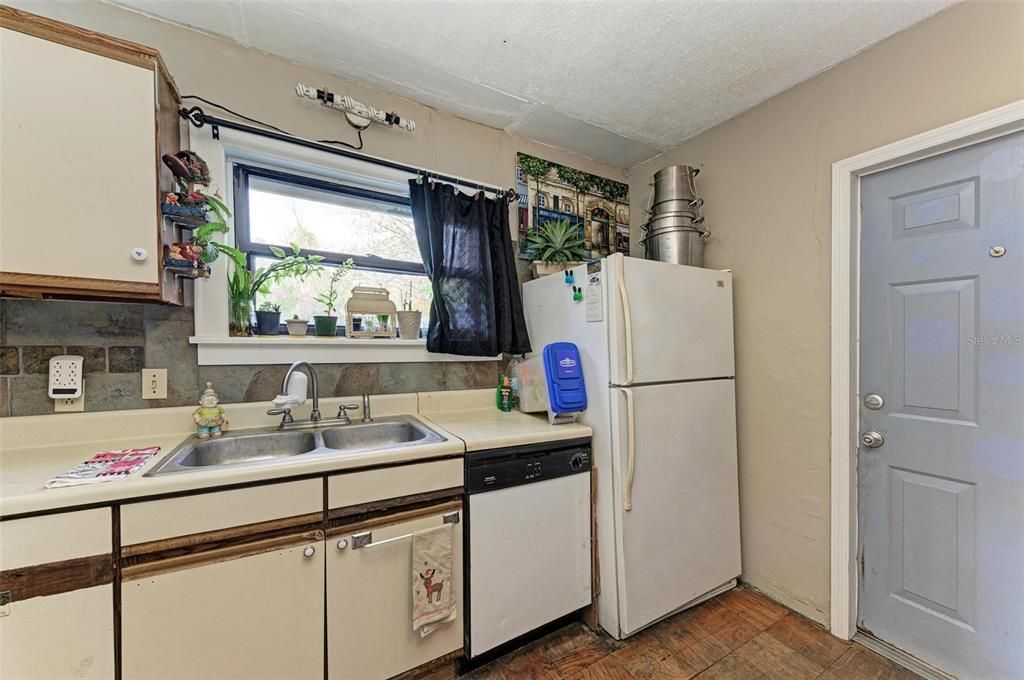 Recently Sold: $425,000 (2 beds, 1 baths, 896 Square Feet)