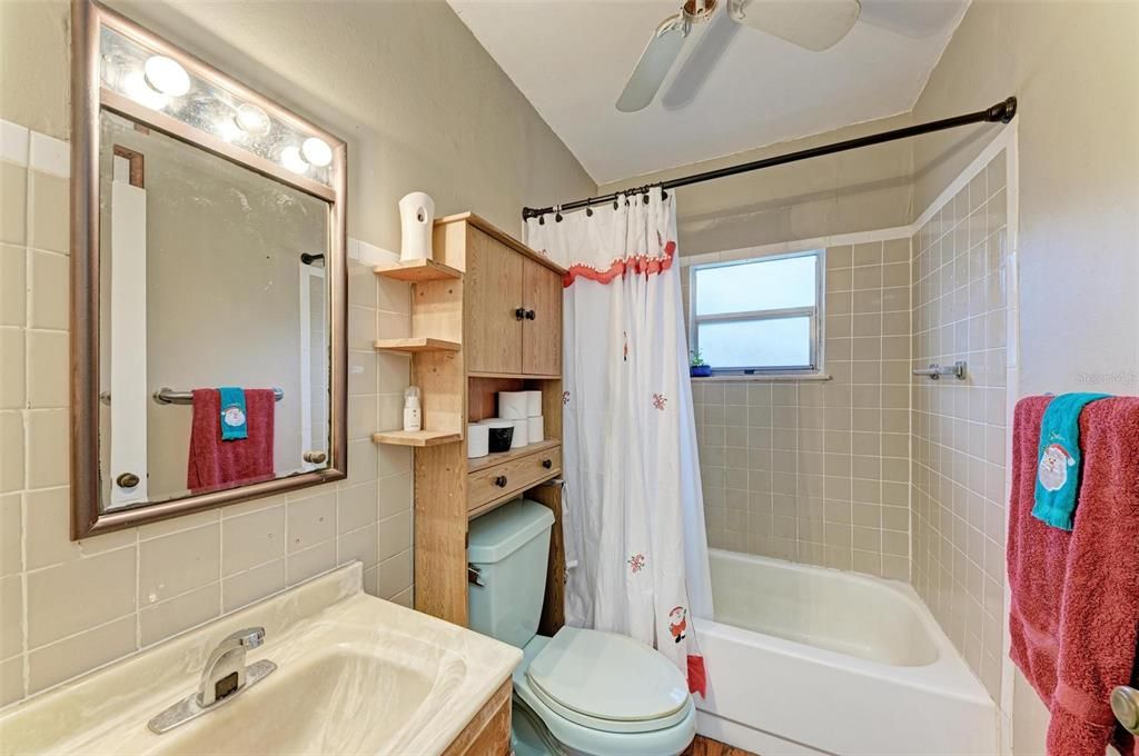 最近售出: $425,000 (2 贝兹, 1 浴室, 896 平方英尺)