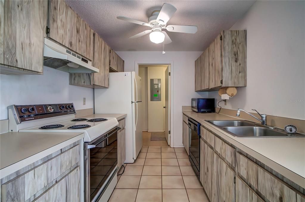 For Sale: $149,950 (2 beds, 2 baths, 1142 Square Feet)