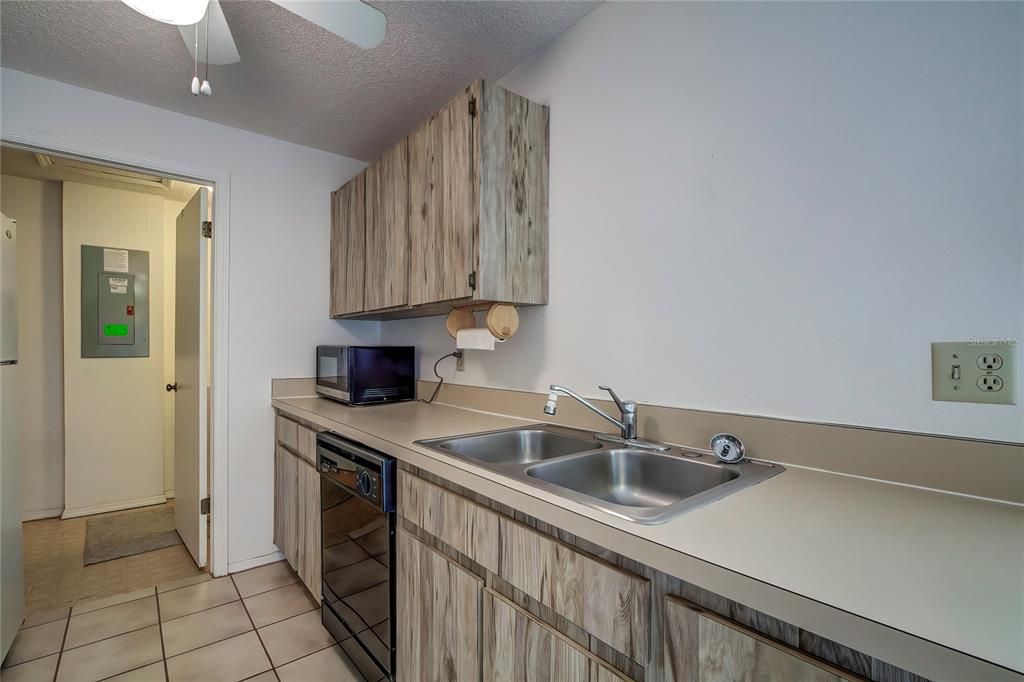 For Sale: $149,950 (2 beds, 2 baths, 1142 Square Feet)