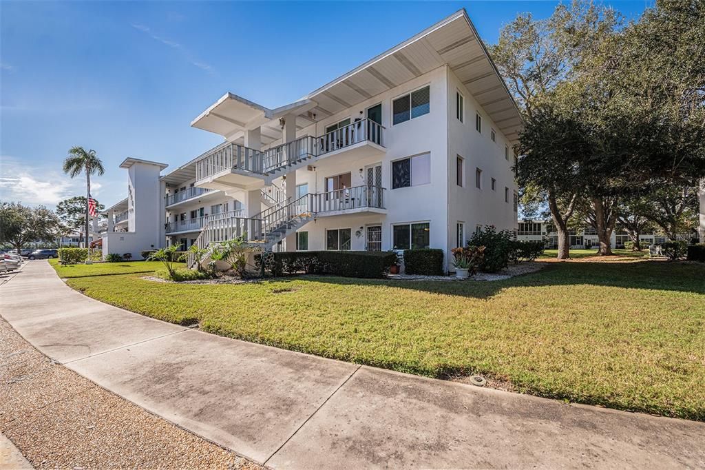 Active With Contract: $117,900 (2 beds, 2 baths, 912 Square Feet)
