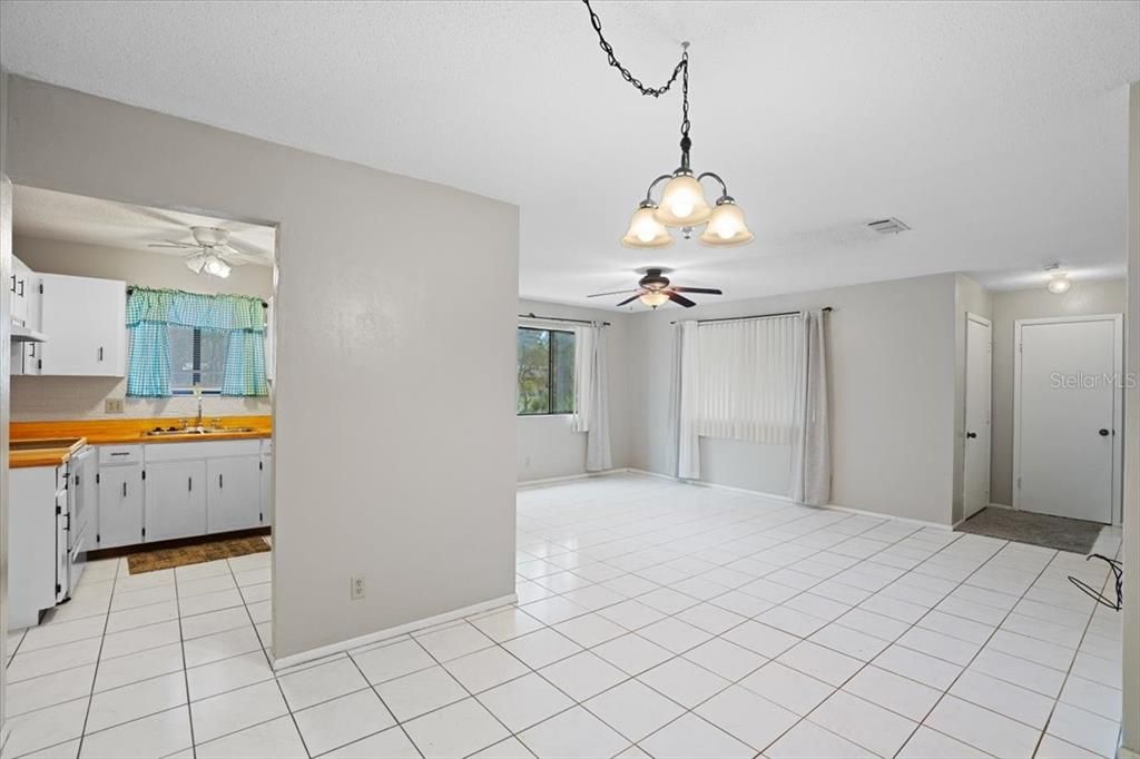 For Sale: $225,000 (2 beds, 2 baths, 1048 Square Feet)