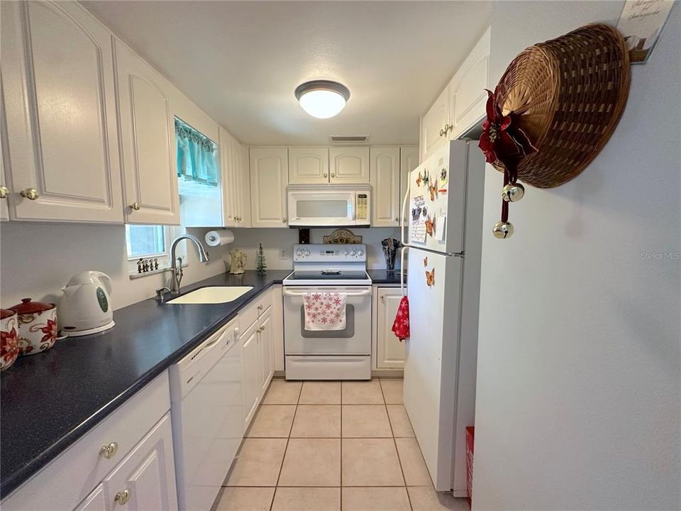 Active With Contract: $71,900 (1 beds, 1 baths, 672 Square Feet)