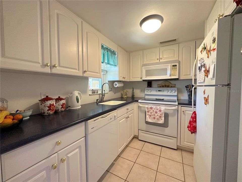 Active With Contract: $71,900 (1 beds, 1 baths, 672 Square Feet)