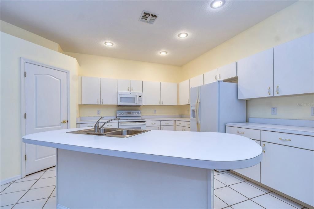 Active With Contract: $2,300 (3 beds, 2 baths, 2033 Square Feet)