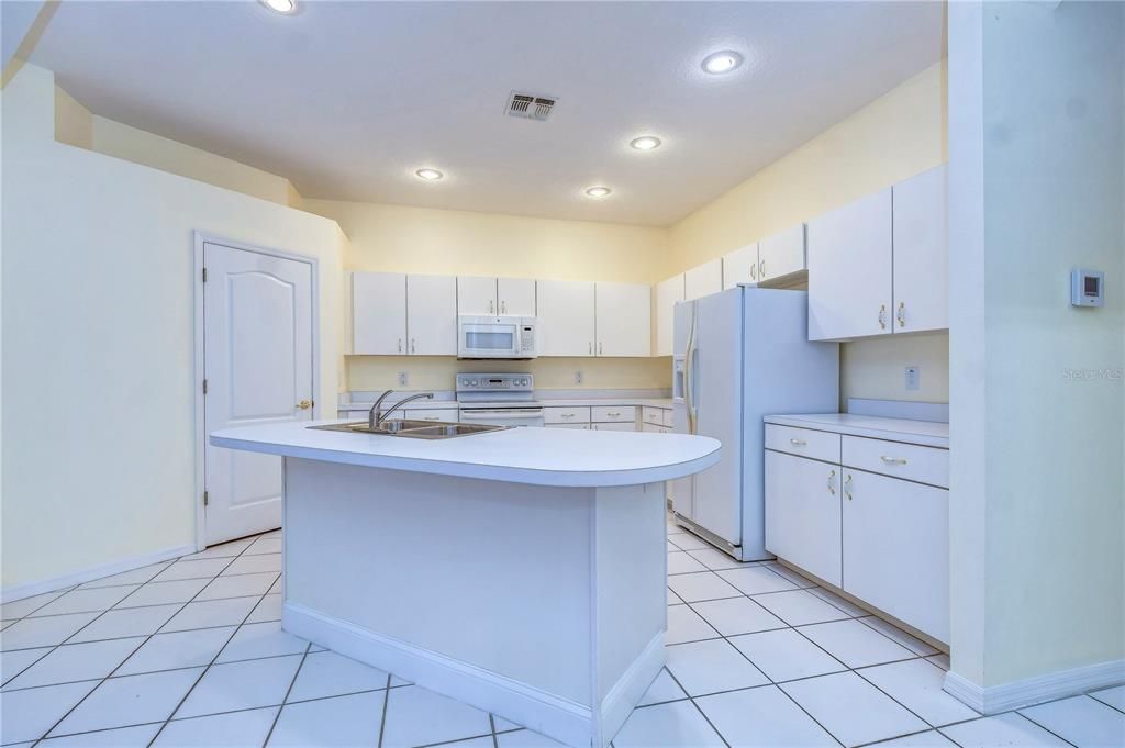 Active With Contract: $2,300 (3 beds, 2 baths, 2033 Square Feet)