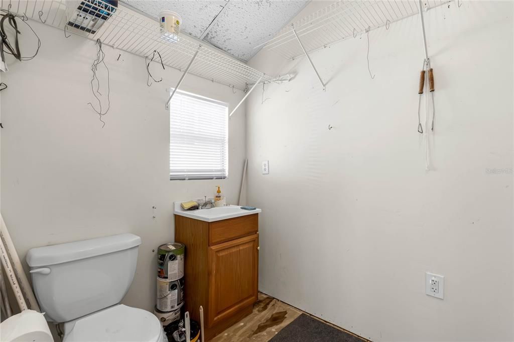 For Sale: $128,900 (1 beds, 1 baths, 407 Square Feet)