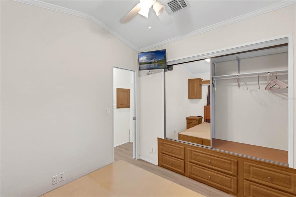 For Sale: $128,900 (1 beds, 1 baths, 407 Square Feet)