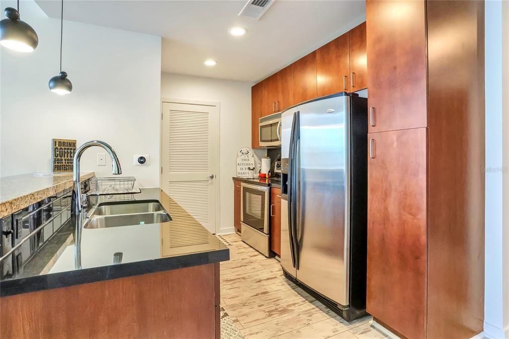 For Sale: $298,900 (1 beds, 1 baths, 715 Square Feet)