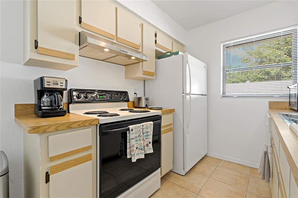 Active With Contract: $190,000 (2 beds, 2 baths, 937 Square Feet)