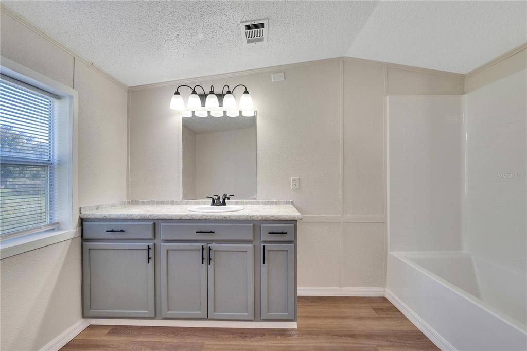 Active With Contract: $227,900 (3 beds, 2 baths, 1216 Square Feet)