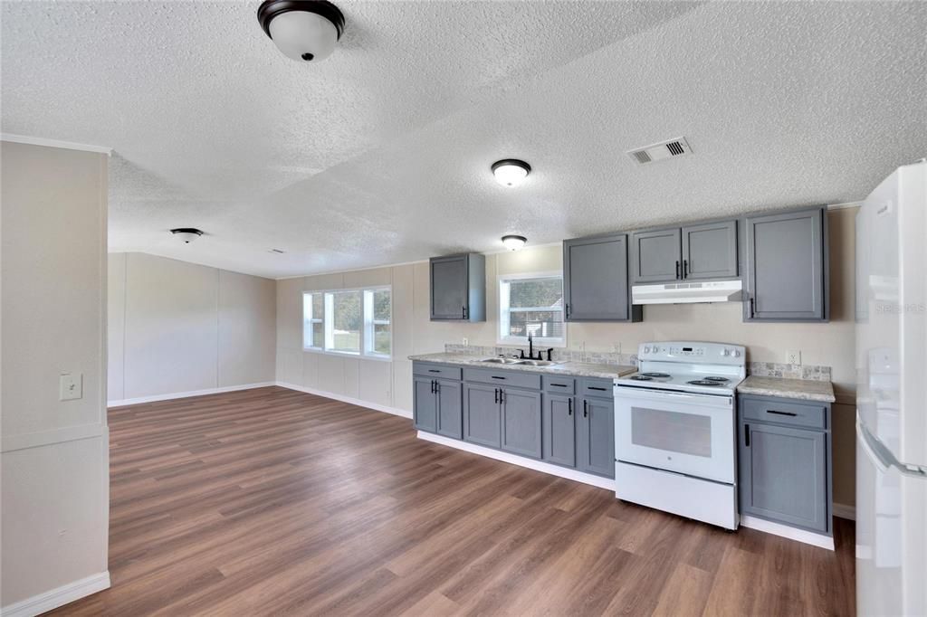 Active With Contract: $227,900 (3 beds, 2 baths, 1216 Square Feet)