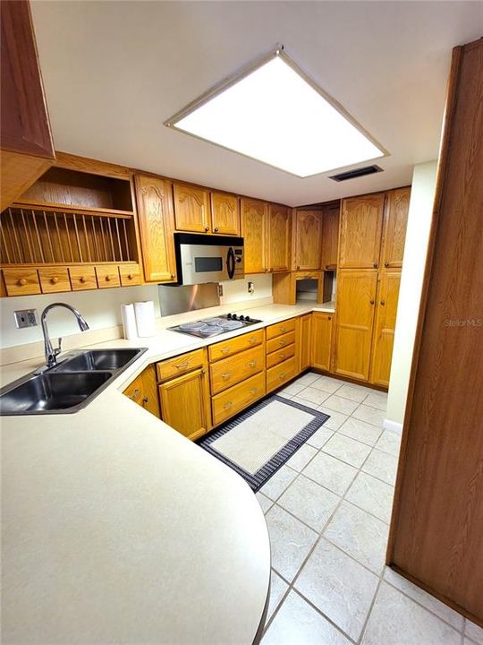 For Sale: $250,000 (2 beds, 1 baths, 998 Square Feet)