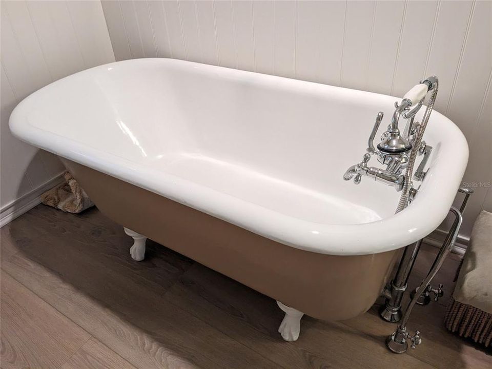 Bath 3 clawfoot tub