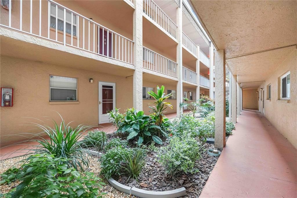 Active With Contract: $135,000 (1 beds, 1 baths, 652 Square Feet)
