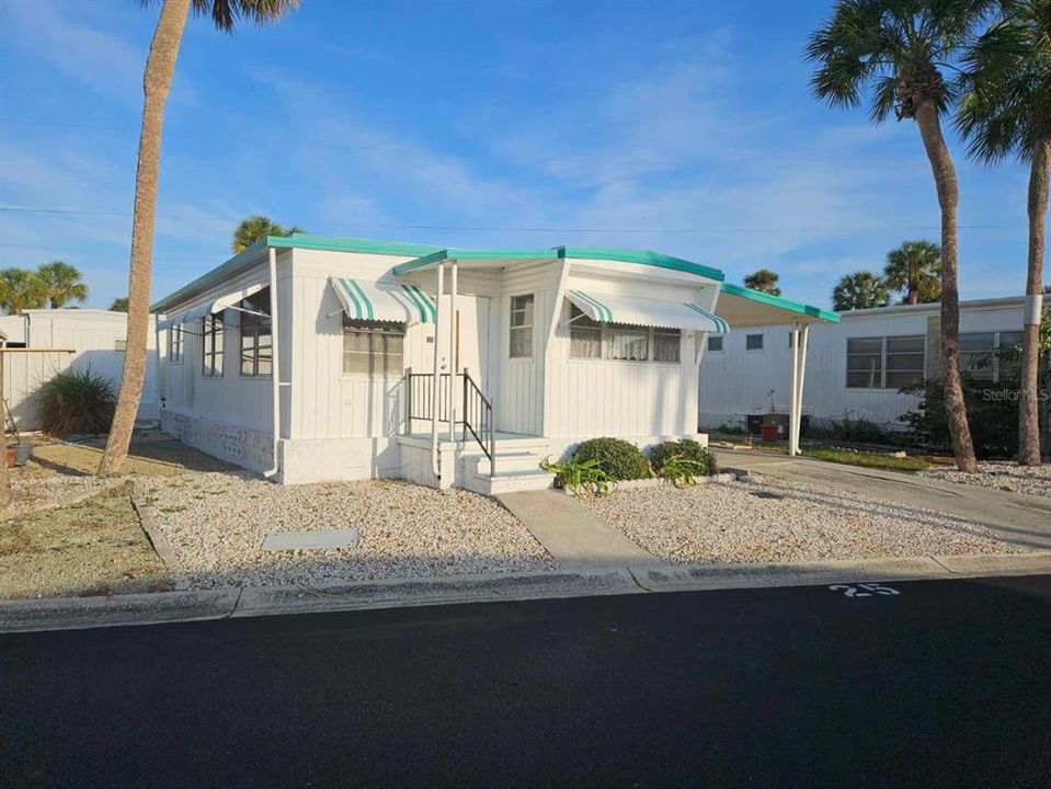 最近售出: $120,000 (1 贝兹, 1 浴室, 720 平方英尺)