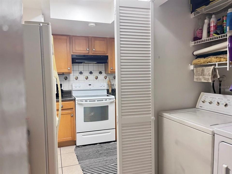 Active With Contract: $195,000 (2 beds, 2 baths, 876 Square Feet)