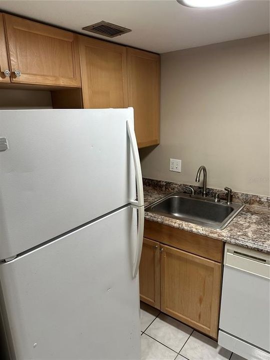 Active With Contract: $1,150 (1 beds, 1 baths, 462 Square Feet)