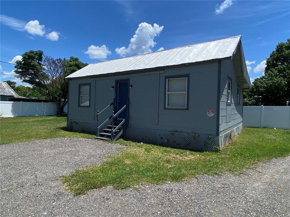 Recently Rented: $995 (2 beds, 1 baths, 832 Square Feet)