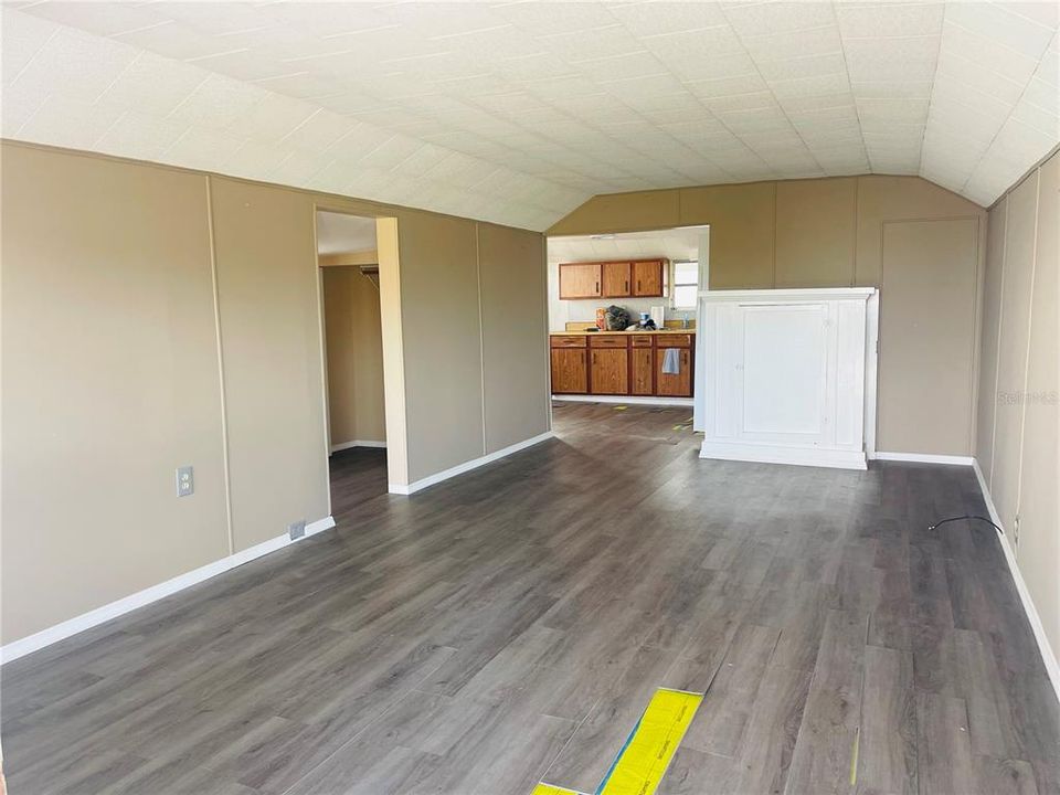 Active With Contract: $145,000 (2 beds, 1 baths, 981 Square Feet)