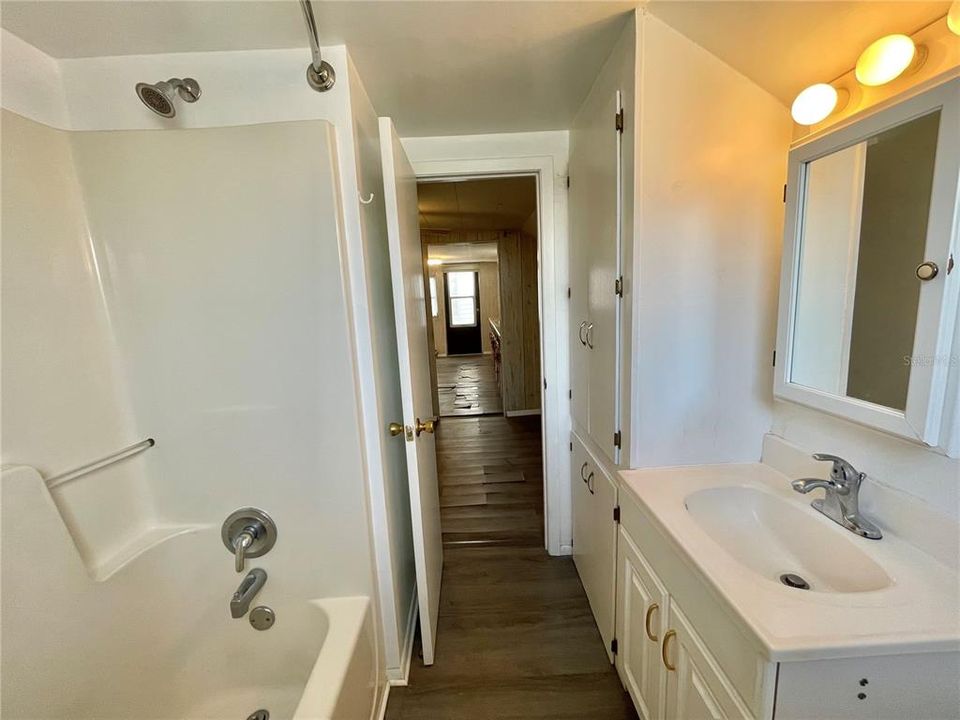 Active With Contract: $145,000 (2 beds, 1 baths, 981 Square Feet)