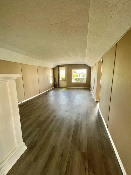 Active With Contract: $145,000 (2 beds, 1 baths, 981 Square Feet)