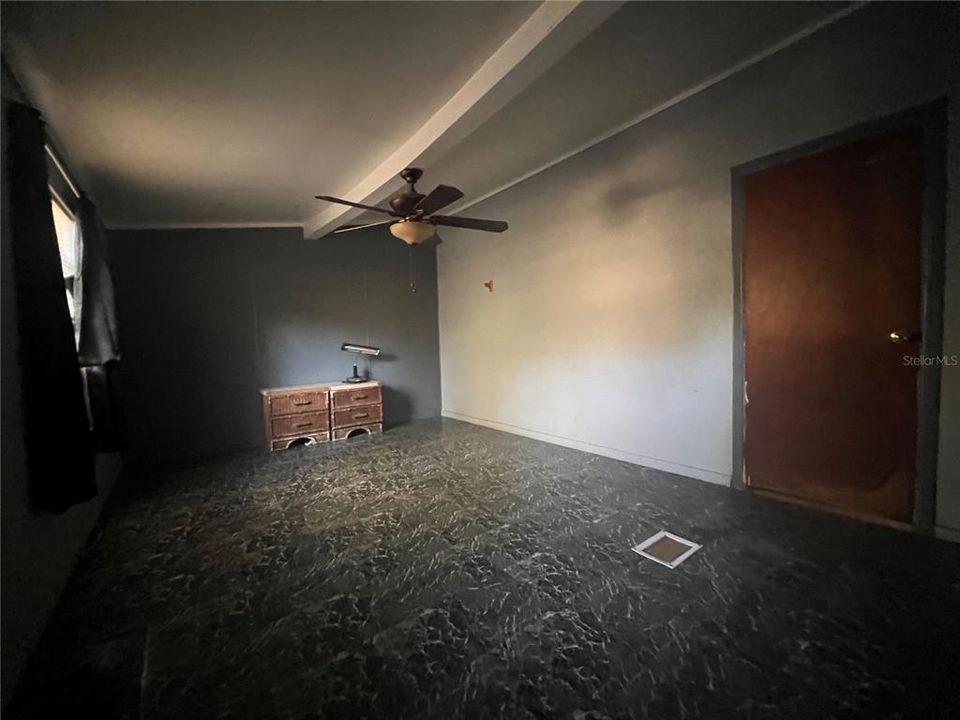 Active With Contract: $98,500 (2 beds, 1 baths, 1200 Square Feet)