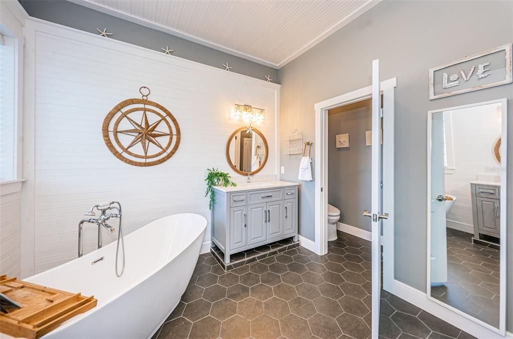 MASTER BATH TOWARD WATER CLOSET