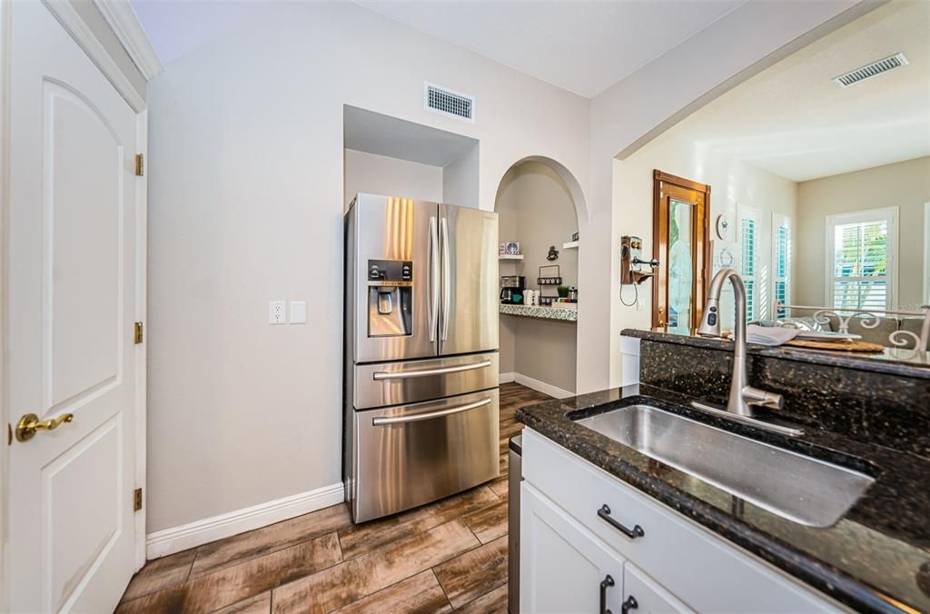 KITCHEN W/ COFFEE NOOK