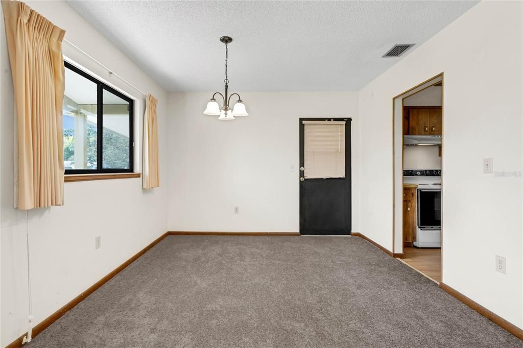 Active With Contract: $149,900 (2 beds, 2 baths, 1270 Square Feet)