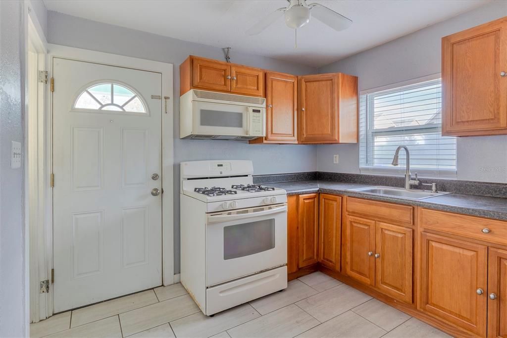 Active With Contract: $2,000 (2 beds, 1 baths, 868 Square Feet)
