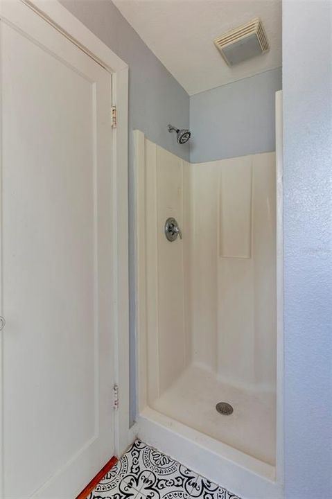 Active With Contract: $2,000 (2 beds, 1 baths, 868 Square Feet)