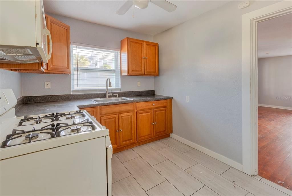 Active With Contract: $2,000 (2 beds, 1 baths, 868 Square Feet)